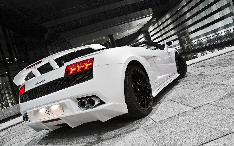 Wallpaper from the back of a white Lamborghini racing car with a cool look 