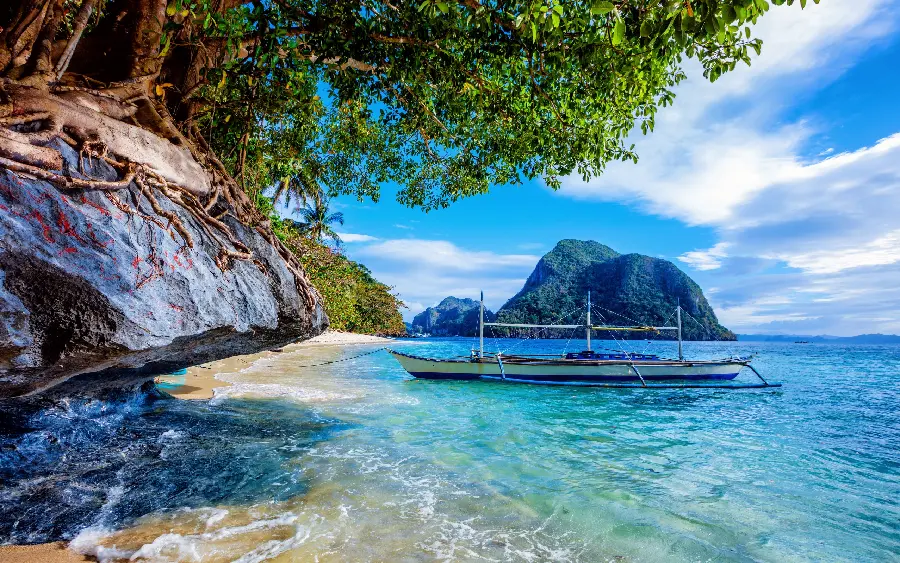 Download a very beautiful wallpaper of a very beautiful ship in the water 