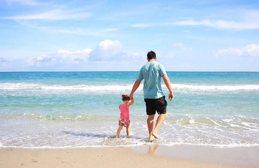 Download a simple photo of a father and daughter from behind the sea 