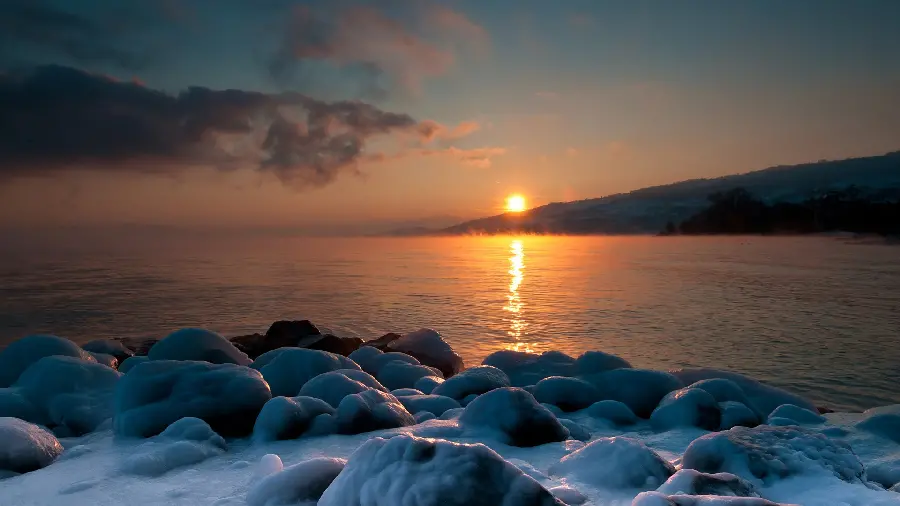 Get Dreamy Wallpaper of a Lovely Sunset in the Sea for Your Computer Background