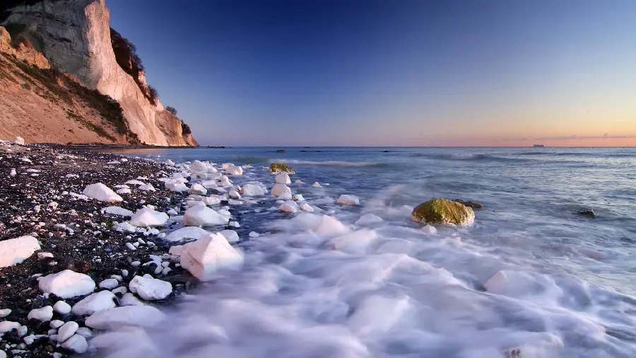  Amazing and beautiful wallpaper of the snowy sea with beautiful mountains 