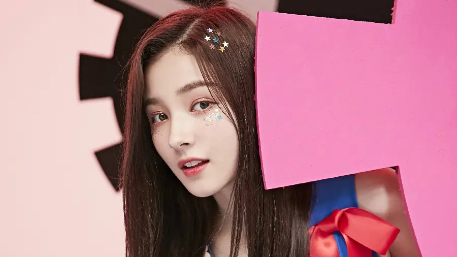 Wallpaper of Nancy with star makeup and hairstyle E