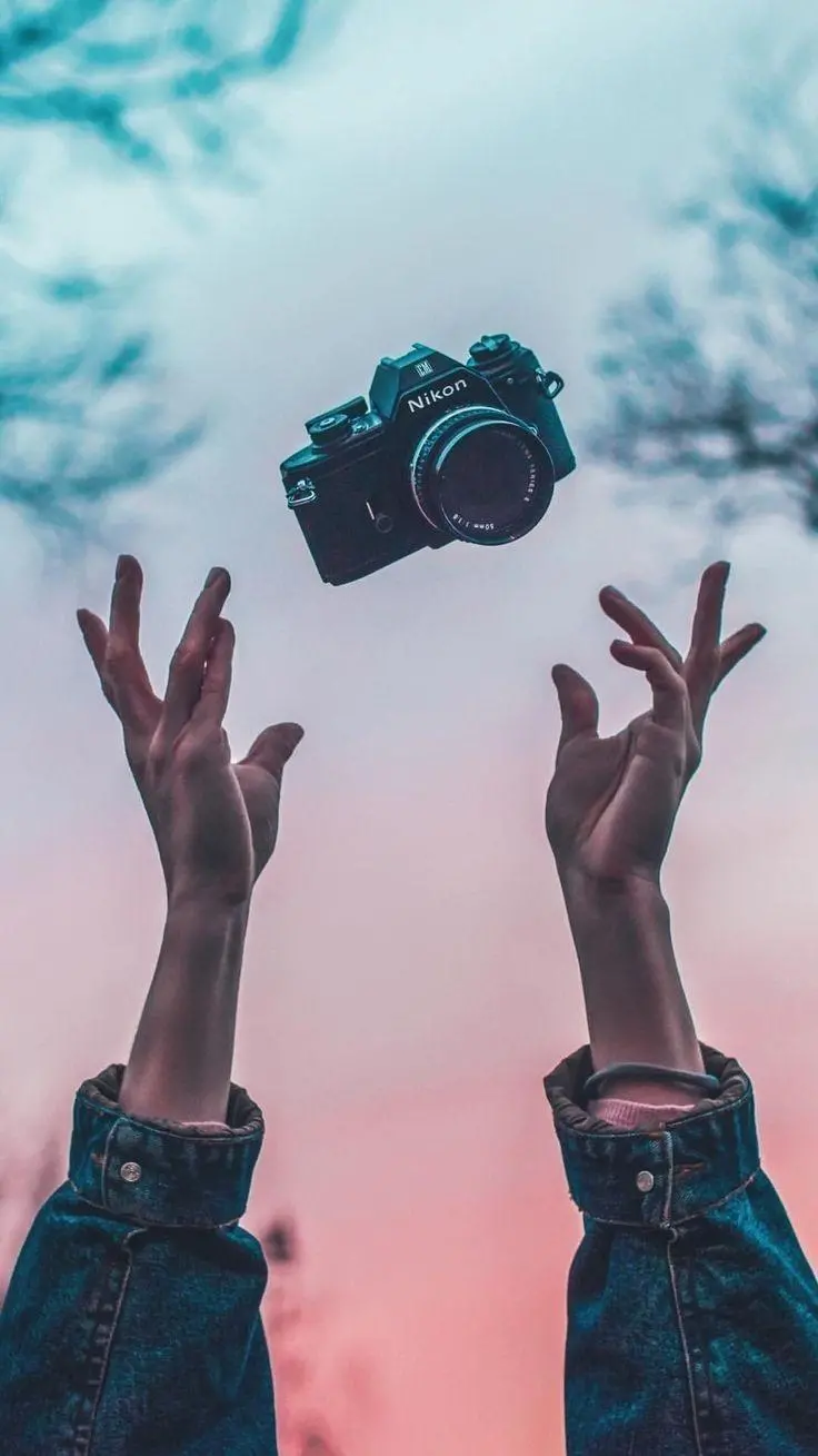 The most mysterious wallpaper and profile of a hand with a camera suitable for photographers