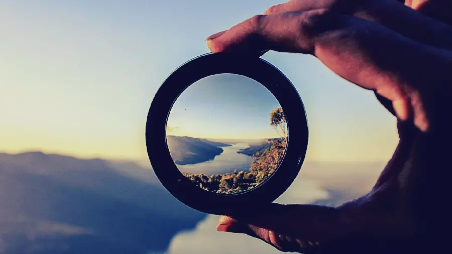  Interesting and beautiful wallpaper of a magnifying glass facing nature 