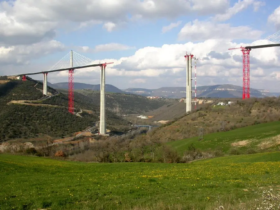 A very interesting and spectacular picture of the ruined Millau Bridge 