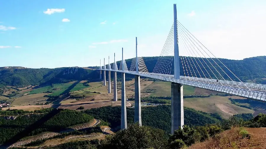 Download a super cool photo of the highest Millau Bridge in France 