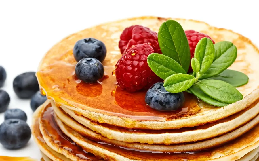 Free and high-quality download of delicious strawberry and blueberry pancakes 