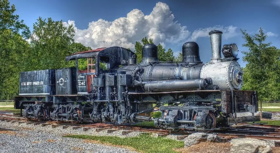 The most interesting photo of a gray and silver Ziya locomotive on a steel rail