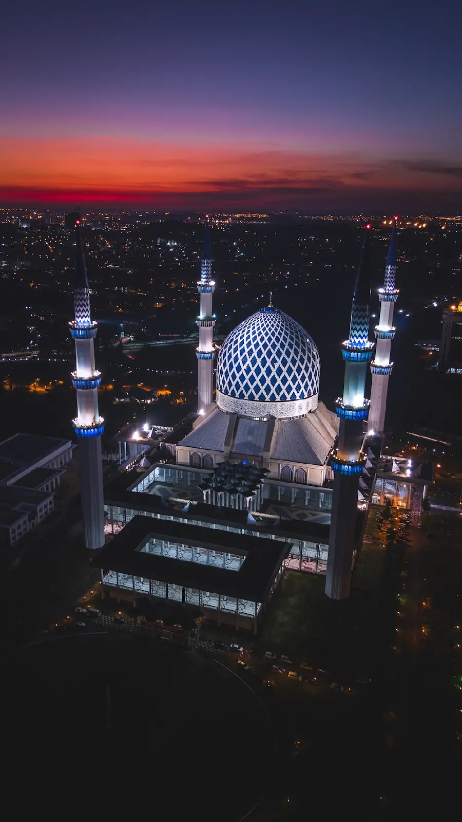 Amazing wallpaper of a large mosque with bright lamps around it 