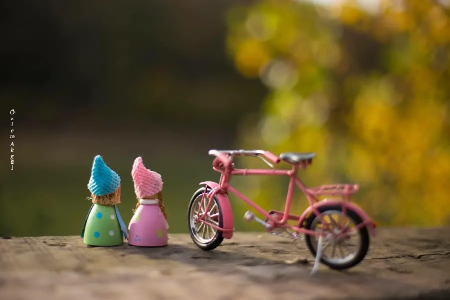 Download a picture of a bicycle and two miniature figures together in the highest quality 