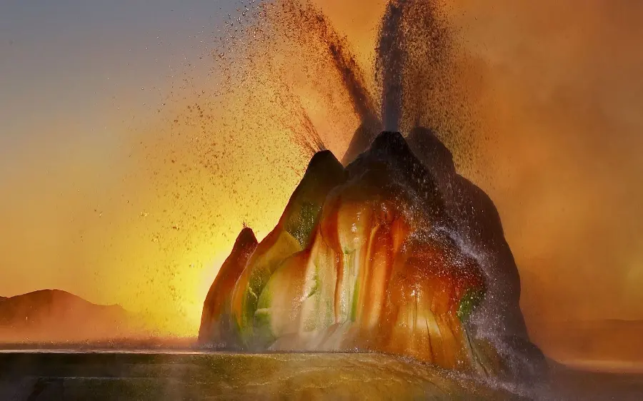 Photo of the most dangerous geyser in the world with boiling water shooting out every 2 to 10 minutes