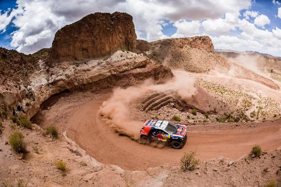 Photo of Dakar Rally cars struggling with the winding and dirt roads of the desert
