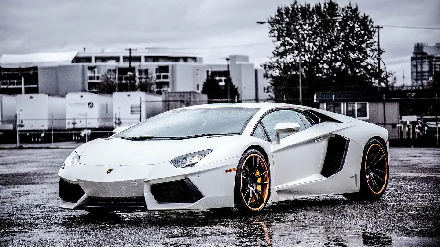 Wallpaper of a white Lamborghini with sporty and attractive rims 