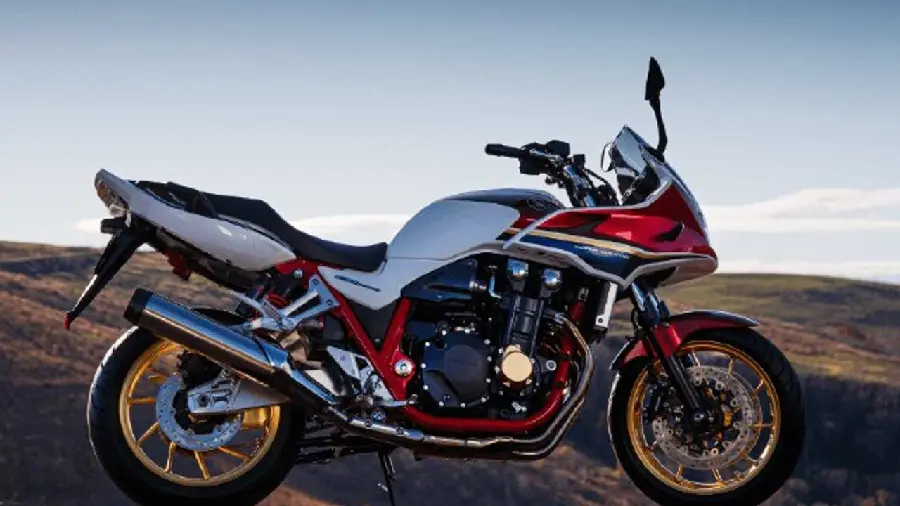 Photo of spectacular Honda CB1300 motorcycle in the heart of nature