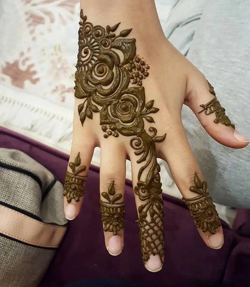 Image of the new model of henna on the hand with a stylish and elegant design