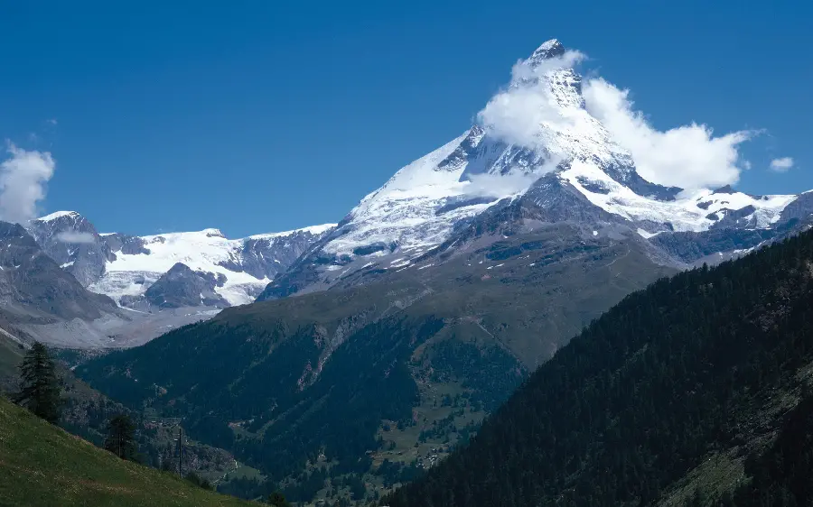 A very beautiful wallpaper of a green mountain and a dream in full HD quality 
