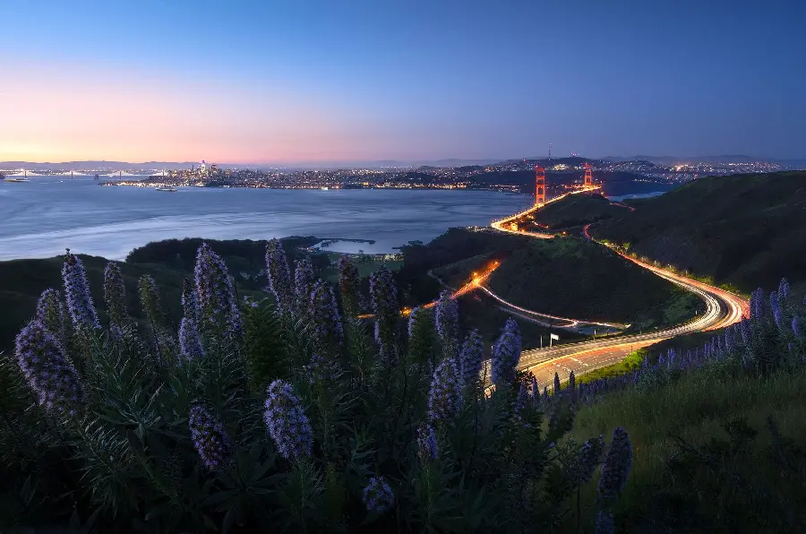 The most beautiful background photo of the Golden Gate Bridge at sunrise 