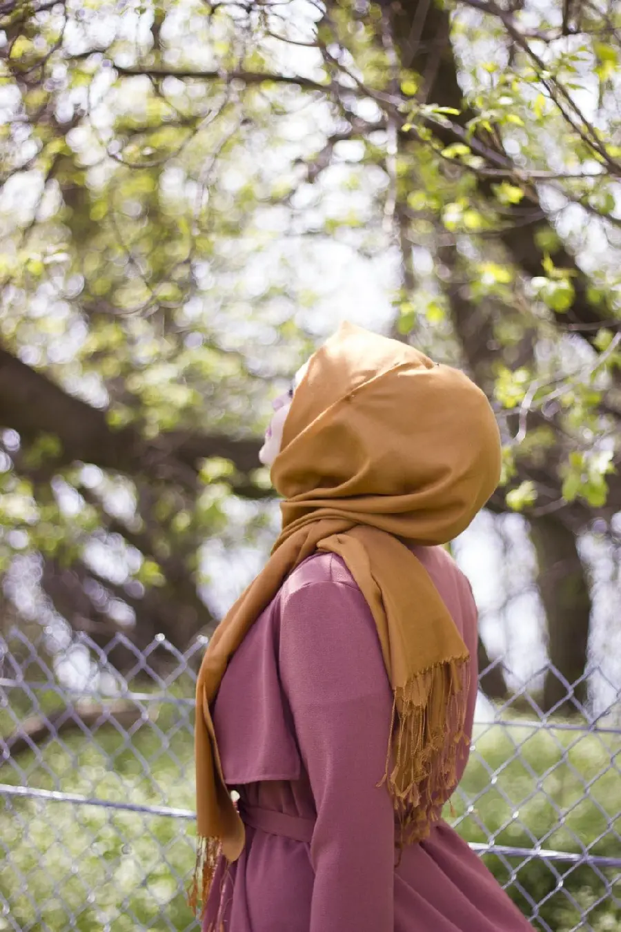 Profile picture of a girl with a hijab from behind in nature, memorable