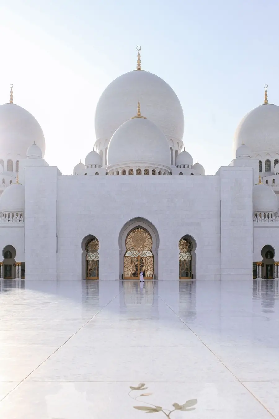 Amazing photo of a white mosque with large circular minarets