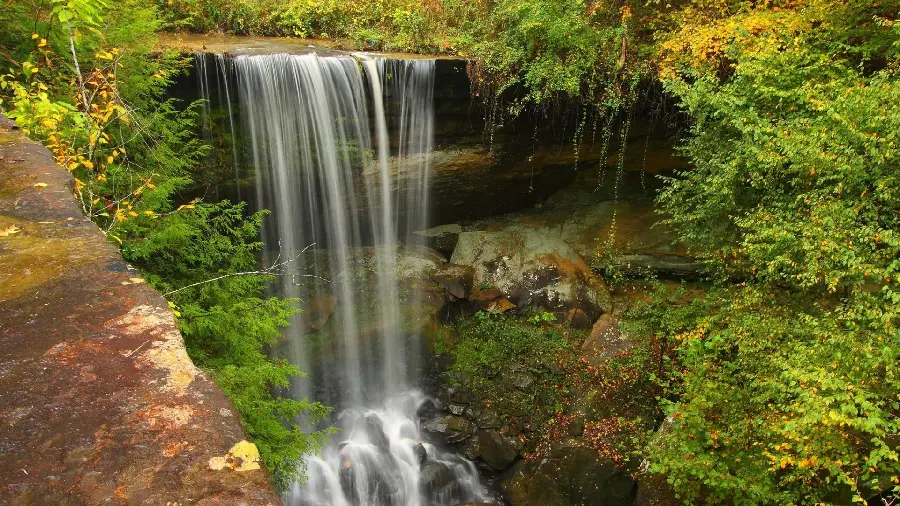A very beautiful image of a waterfall in full HD quality and free 