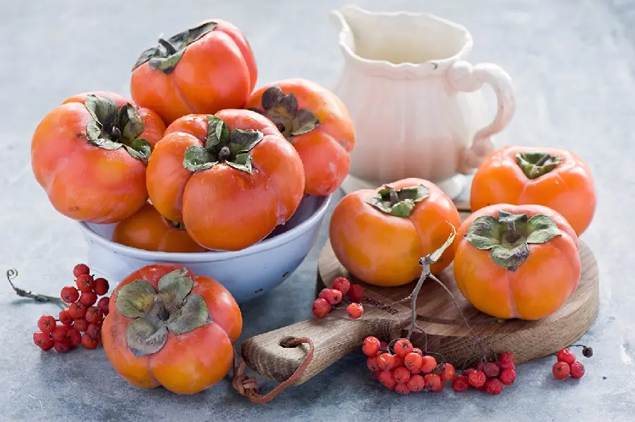 A pleasant profile for stories and posts of persimmons and daisies on a cedar board