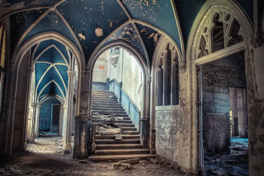 Wallpaper photo of the interior of an abandoned palace with a working ceiling