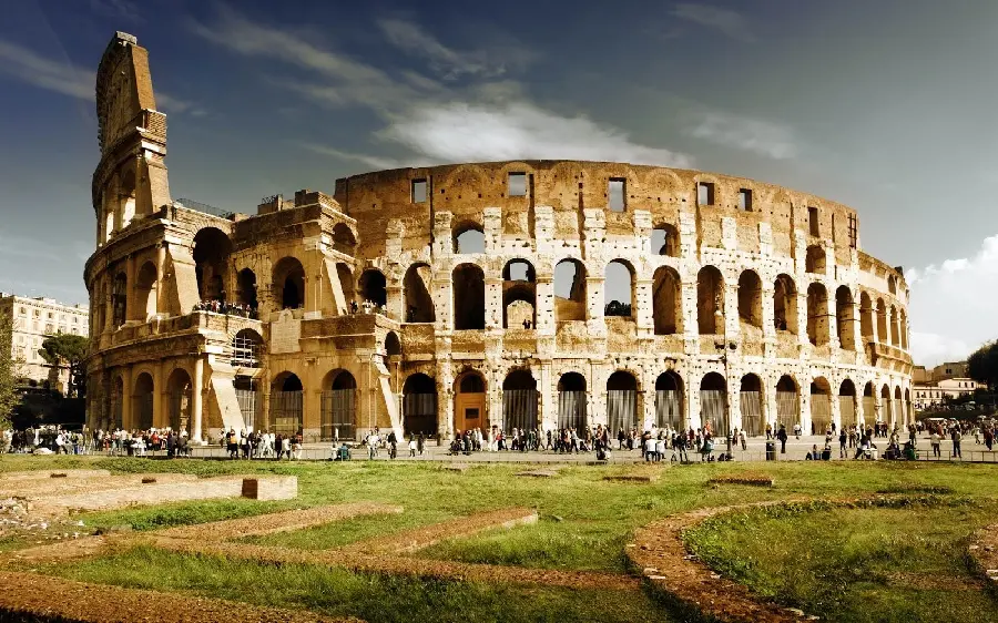 Photo of the historical monument of the Colosseum or Flavian Amphitheater in the beautiful city of Rome