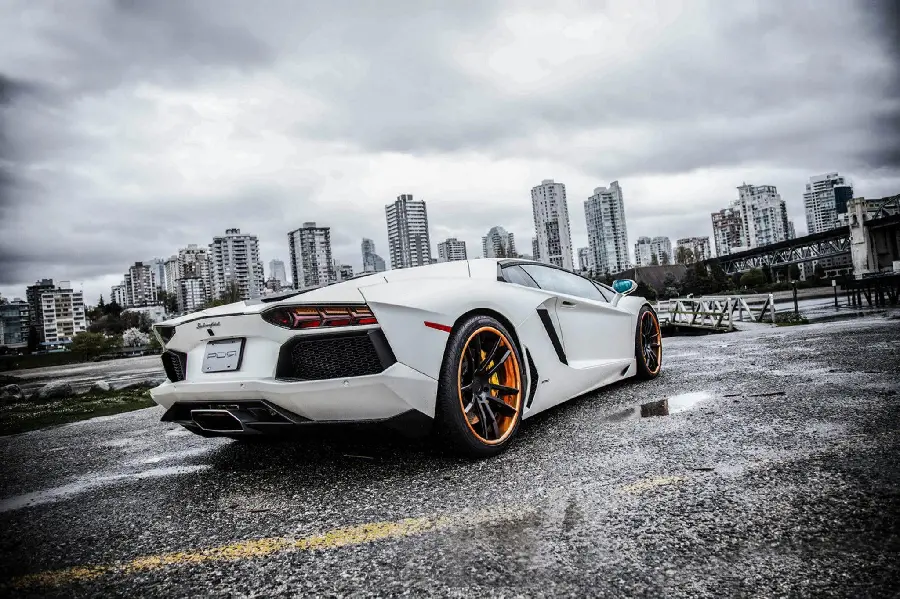 Wallpaper of a white Lamborghini with a beautiful body 