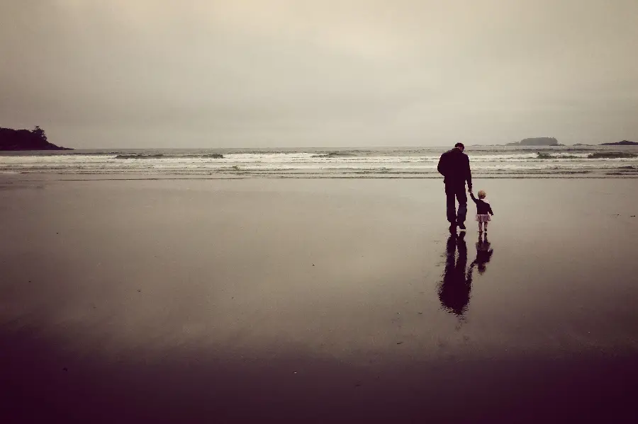 Download profile picture of father and daughter on the beach without text for girls, women and fathers