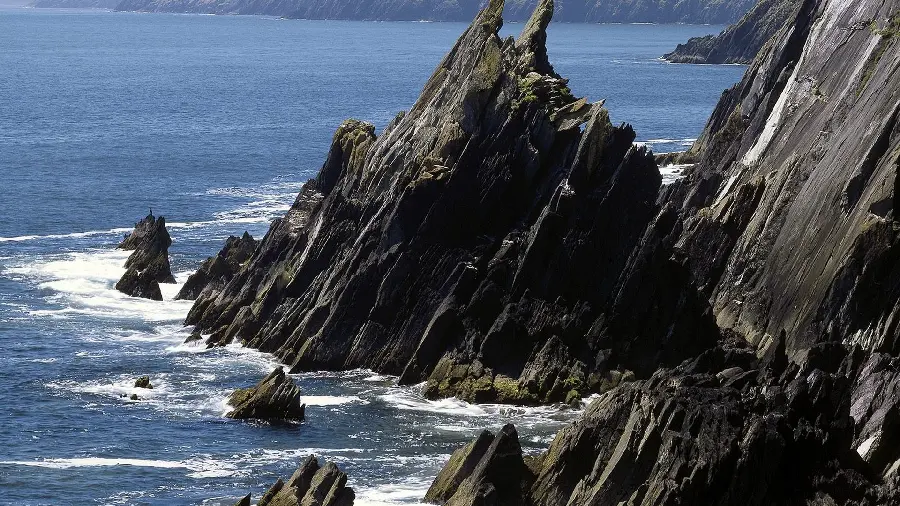 High quality wallpaper of coastal rocks in the corner of the image for the laptop
