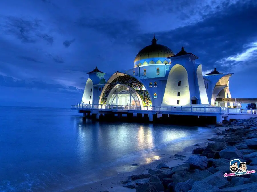 A very attractive background of a large mosque by the water with a blue sky