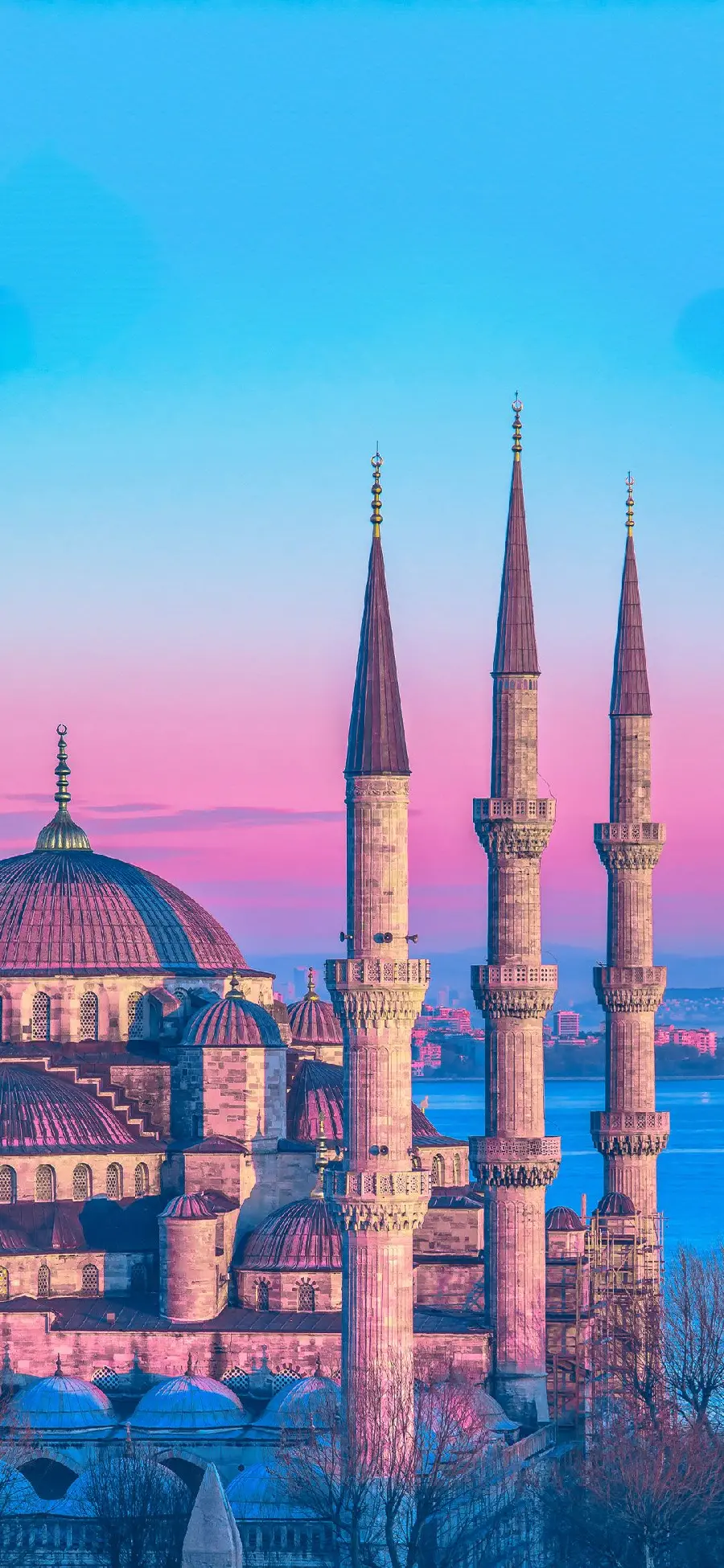 A unique and special wallpaper of a very large mosque with a beautiful sky 