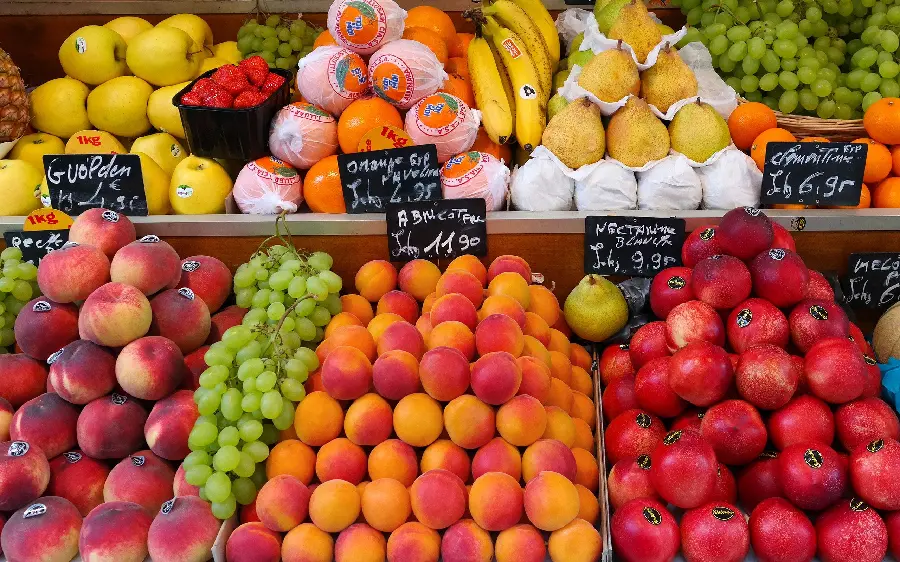 Free download of sweet peaches in the fruit and vegetable store