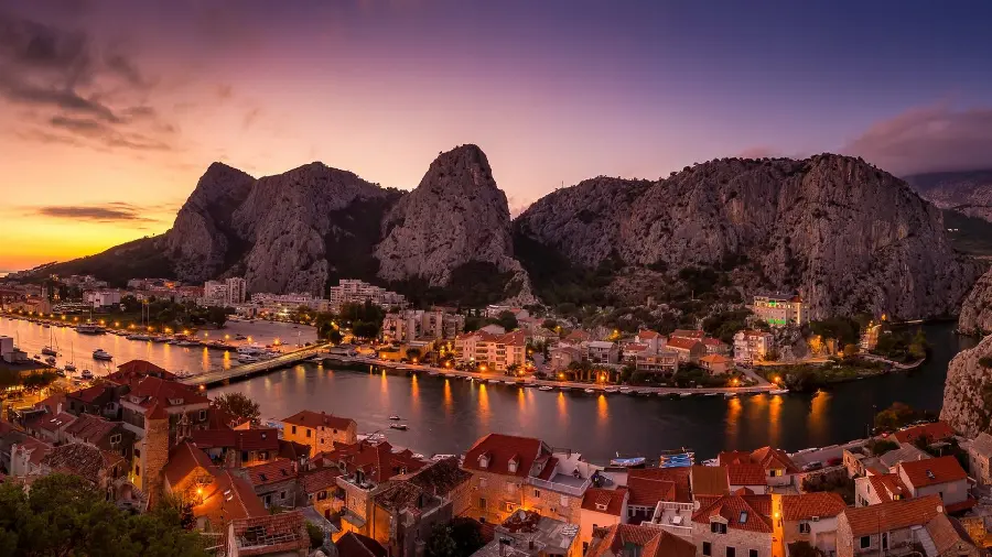 An interesting and amazing picture of a beautiful country with stylish houses