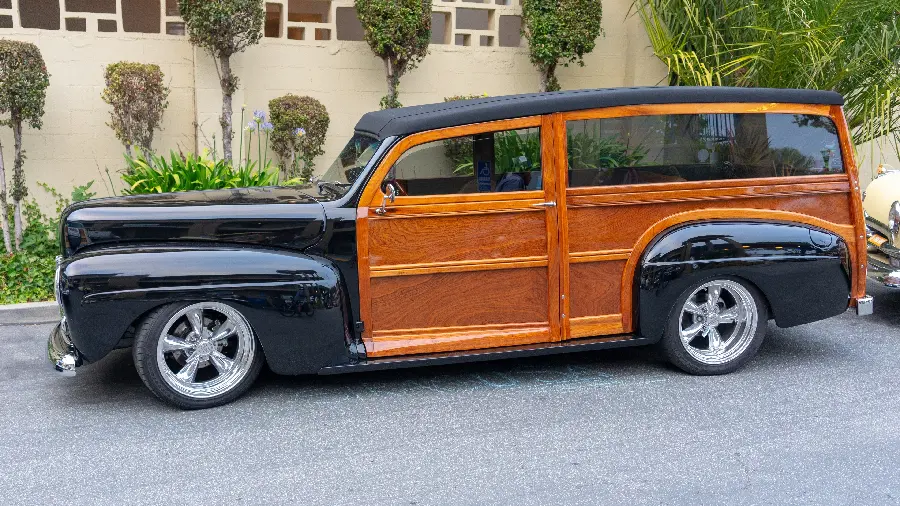 Download a very beautiful and interesting photo of an orange car 