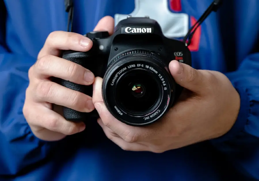 Free download of hand photos with a camera for photographers' profiles
