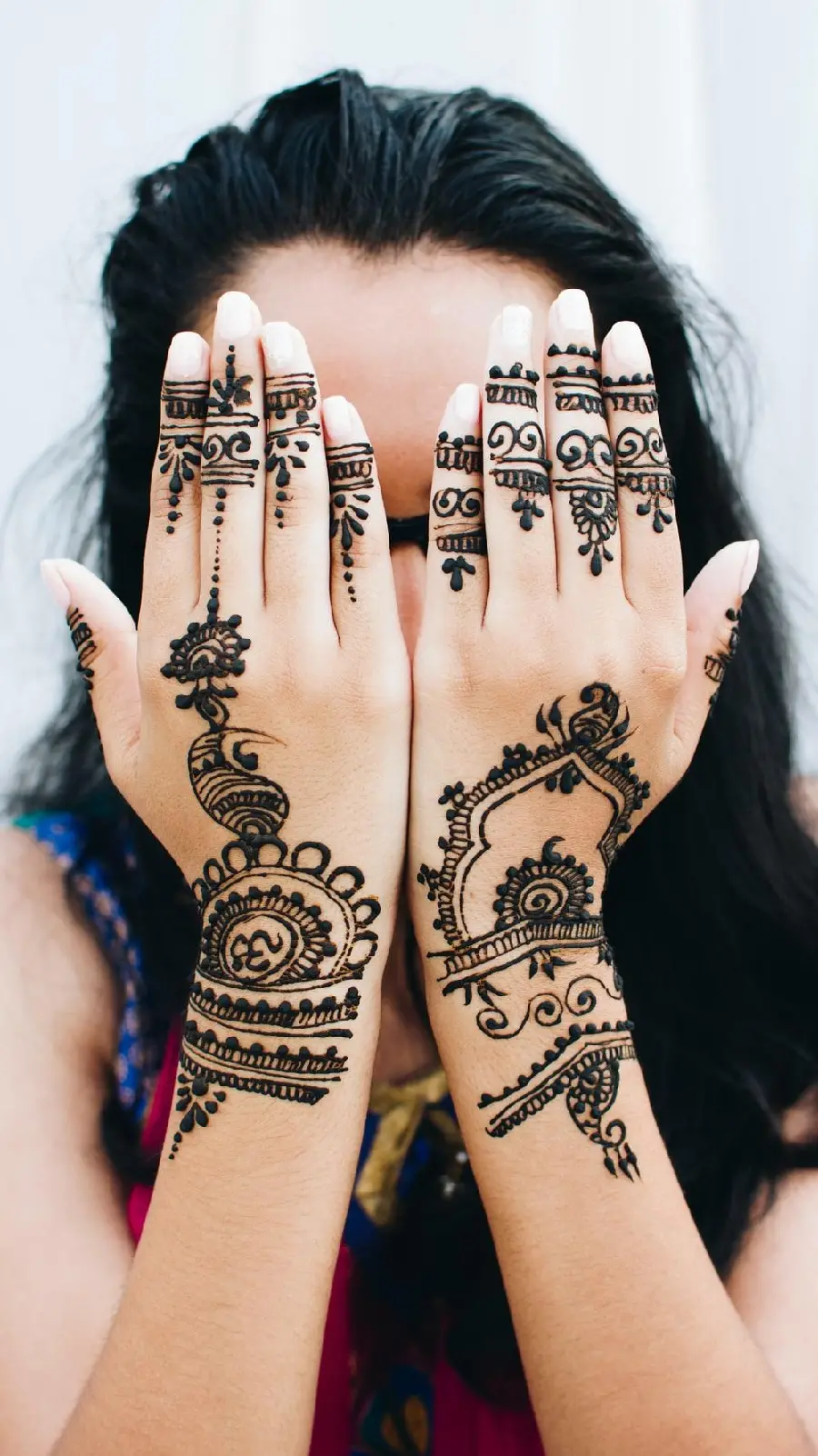 Photo of the attractive trend model of henna on the hand with a linear combination pattern of flowers and bushes