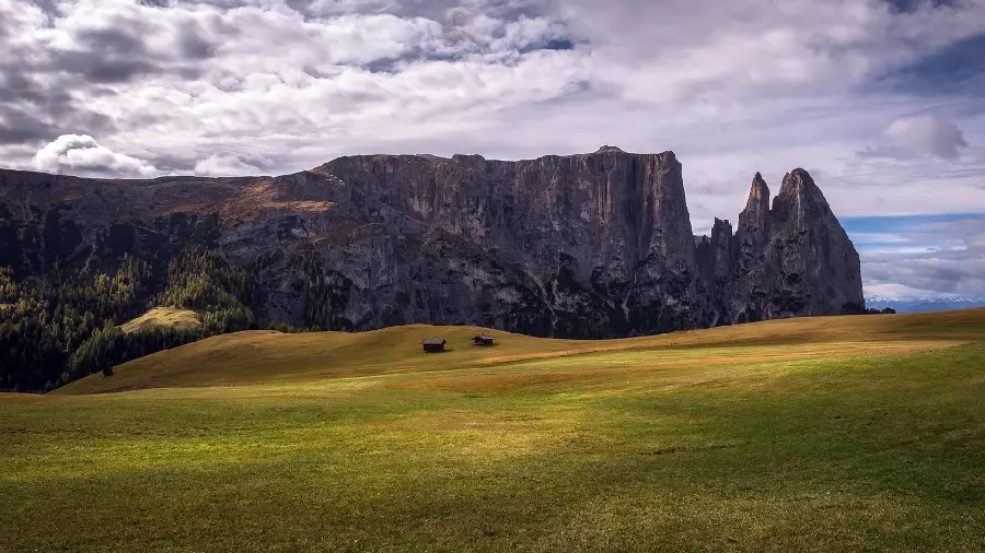 A computer background of a seashore plain with high cliffs