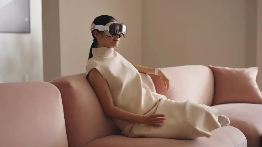 Download the test photo of the Apple Vision Pro mixed reality headset on the face in HD quality