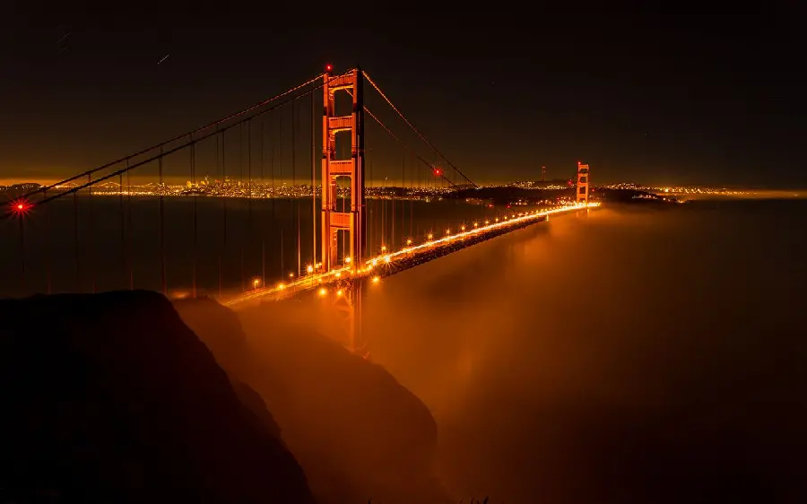 Image of the Golden Gate Bridge in the state of California, USA at night 