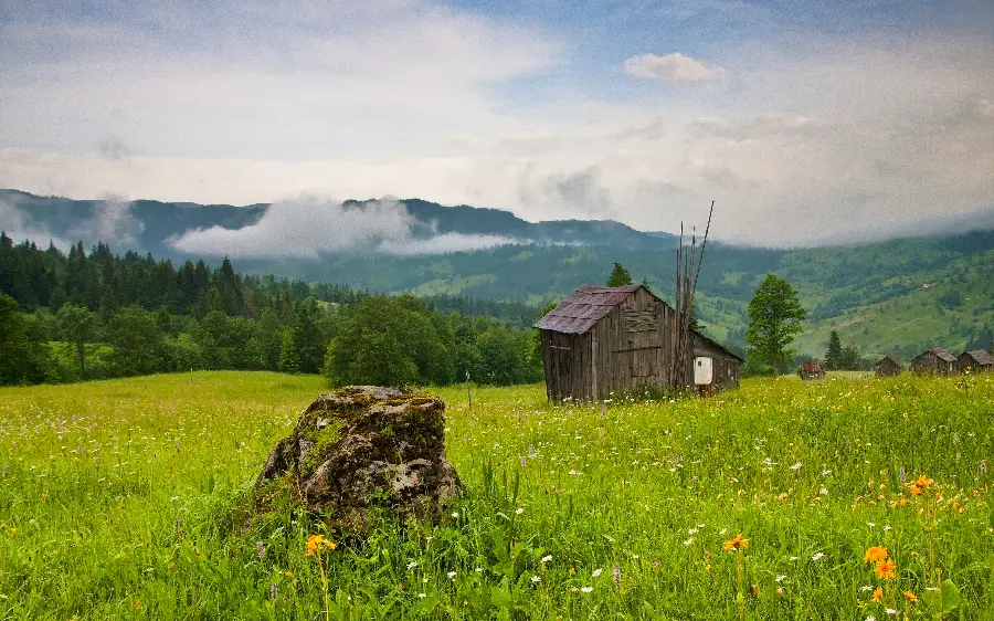 Download photo Small hut in spectacular and extraordinary nature