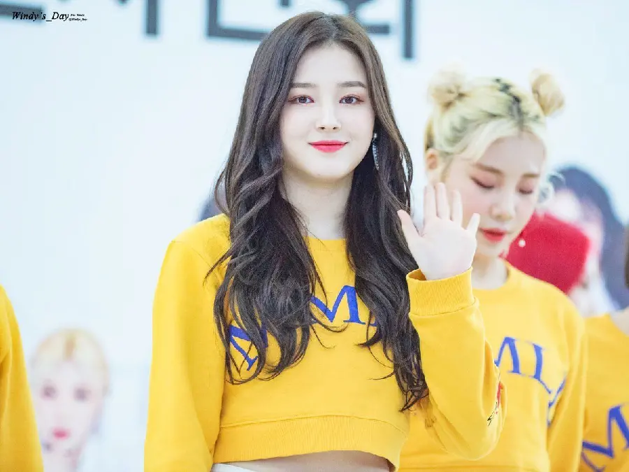 Download image of Nancy and the Korean group Momoland in yellow clothes