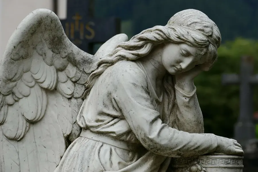 Free and full HD photo of a real stone statue of an angel with wings 