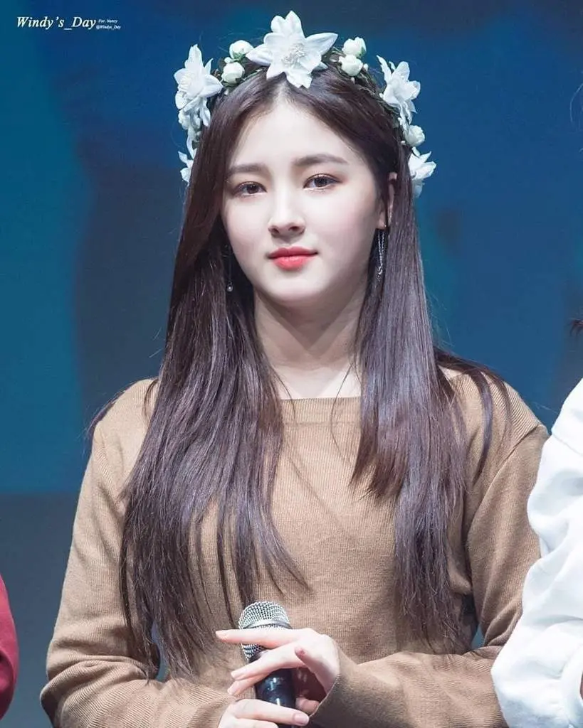 Beautiful and attractive wallpaper of the Korean singer Nancy with a crown