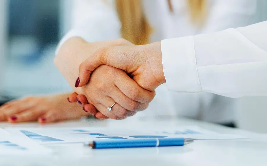 New image of a lady and a gentleman shaking hands and agreeing on a project 