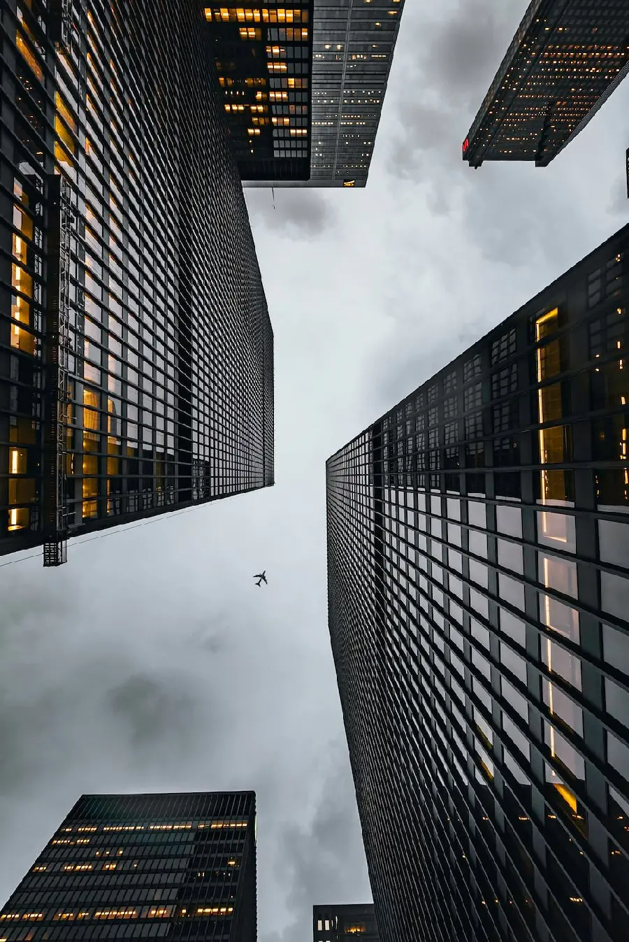 Download an extraordinary image of a long alley with large and beautiful buildings 