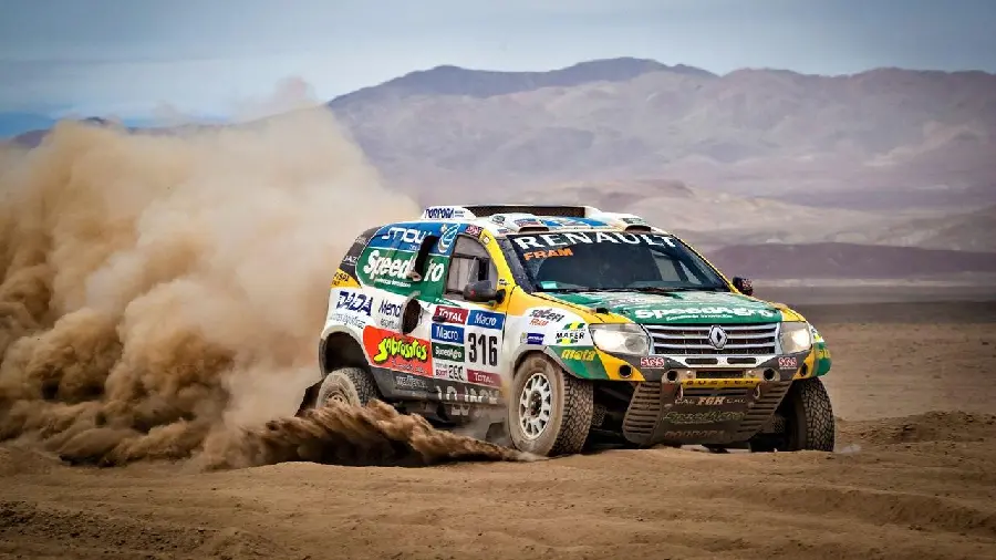 Download a noisy photo of a Renault car in the Dakar Rally for your Telegram and WhatsApp profile