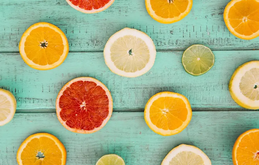 Photo of a profile picture of a grapefruit slice and the properties of vitamin C