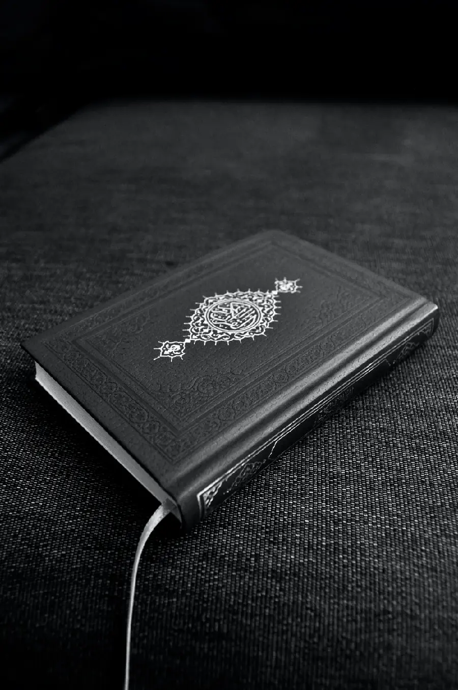 Download a very beautiful picture of the Holy Quran in black color