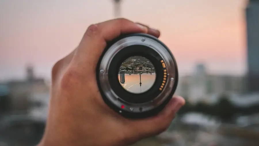 Free and high-quality download of a hand with a camera with a blurred background suitable for a profile